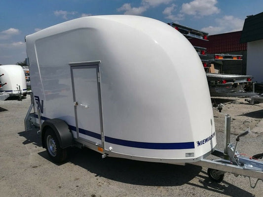 Furgoneta de poliéster Niewiadów con puerta lateral y rampa de carga