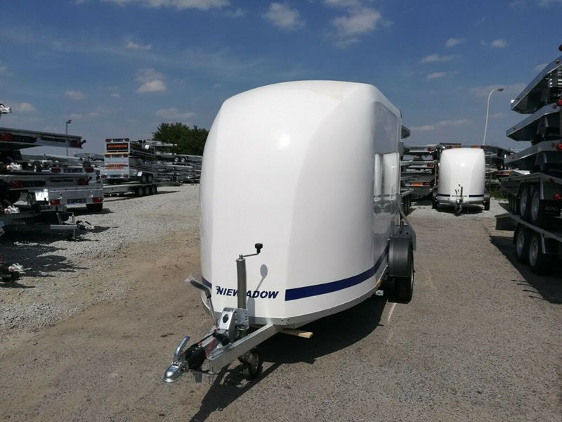 Furgoneta de poliéster Niewiadów con puerta lateral y rampa de carga