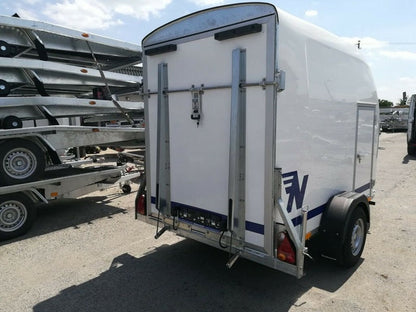 Furgoneta de poliéster Niewiadów con puerta lateral y rampa de carga