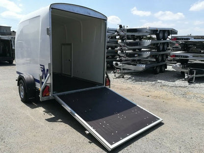 Furgoneta de poliéster Niewiadów con puerta lateral y rampa de carga