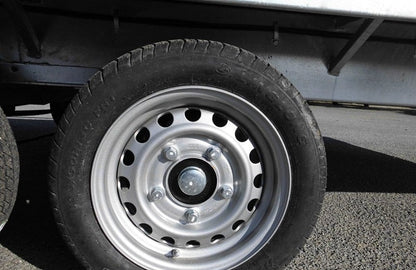 Remolque de plataforma LIDER con ruedas debajo – PTAC: 3500 kg – 2 ejes con freno – 506 x 215 cm