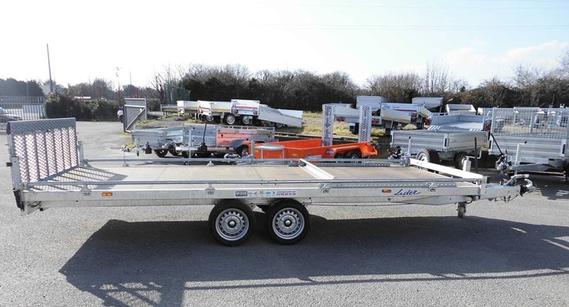 Remolque de plataforma LIDER con ruedas debajo – PTAC: 3500 kg – 2 ejes con freno – 506 x 215 cm